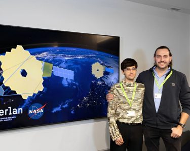 Rafael Espadas (esquerra) i Josep Rueda (dreta), al costat d’una pantalla en què s’exposa un ‘render’ del seu projecte per netejar la brossa petita de l’espai
